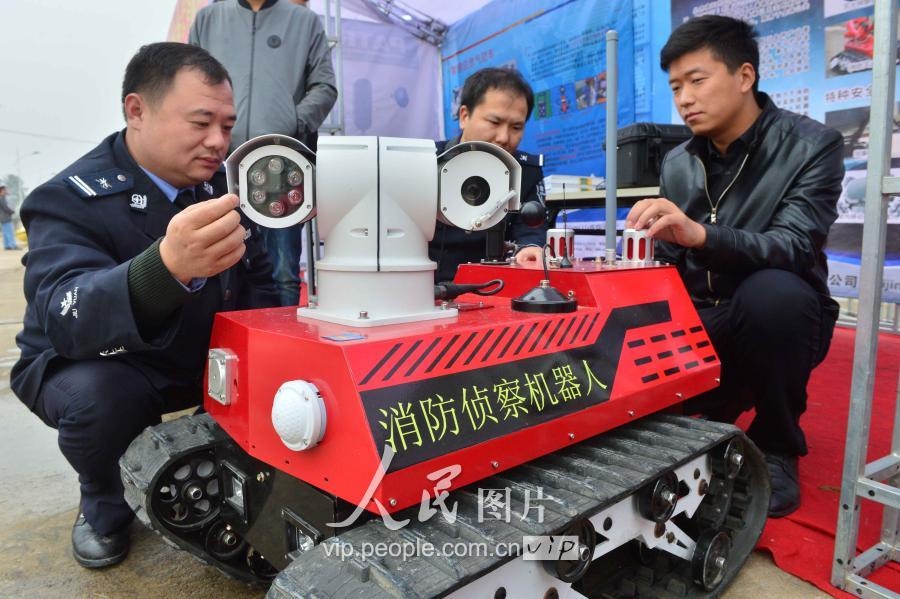 北京凌天攜消防滅火機(jī)器人、偵查機(jī)器人助力人全國危化品應(yīng)急救援